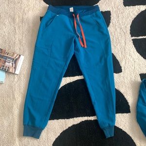 Figs scrub set in Teal Blue size small